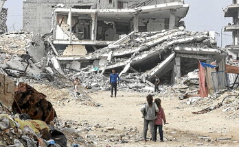 Palestinos entre las ruinas de Tel al-Hawa, en Ciudad de Gaza