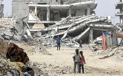 Palestinos entre las ruinas de Tel al-Hawa, en Ciudad de Gaza