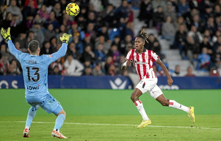 Nico Williams pica el balón ante Ryan para anotar el 0-2 al filo del descanso.