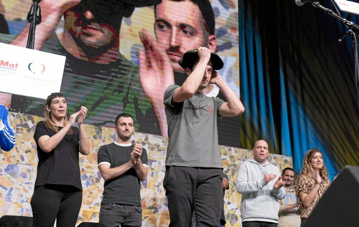 Xabat Illarregik txapela jantzi zuen unea. Saio guztian egindako lanaren ordaina izan zen.