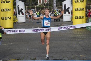 Irene Pelayo cruza la meta situada en el Guggenheim c omo la vencedora.