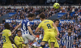 Elustondo, que ha cumplido 300 partidos con la Real, he tenido esta buena ocasión al filo del descanso.
