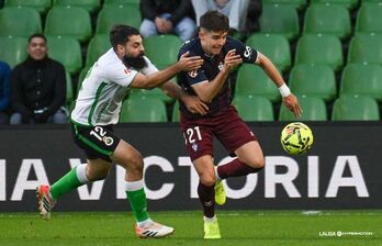 Moreno se lleva el balón perseguido por Villalibre en el partido de Segunda entre Eibar y Racing en el Sardinero.