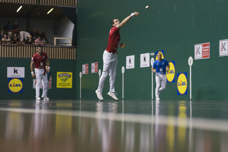 Altuna III.ak eta Ezkurdiak geldiezin jarraitzen dute.