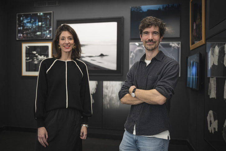 Nerea Yerbe y Jaime Cuenca, comisarios de la exposición, en la cuarta estancia, la del misterio.