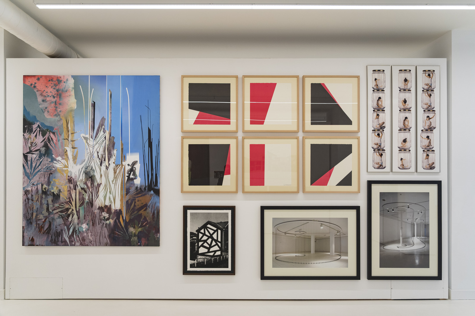 Las obras, de distintos artistas y distintas épocas, conviven en las paredes. Y no chocan. (Aritz LOIOLA | FOKU)