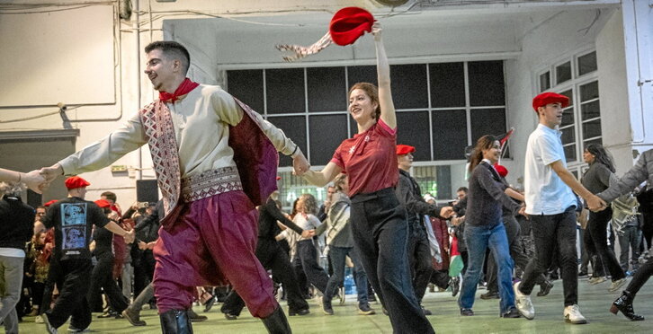 Bailarines de Hattah y Duguna después de entregar los pañuelos, bailando en la antigua estación de autobuses de Iruñea.