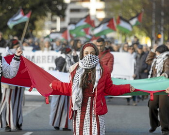 Una de las bailarinas de Nablús, portando la gran bandera que lideraba la marcha.