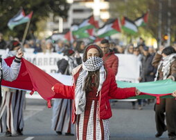 Una de las bailarinas de Nablús, portando la gran bandera que lideraba la marcha.