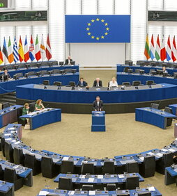 Vista de una sesión habitual del Parlamento Europeo con el hemiciclo prácticamente vacío.