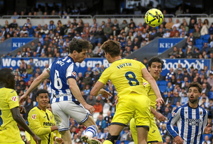 Aritz Elustondo jugó su partido 300 con la Real y tuvo una buena ocasión con este remate al filo del descanso.