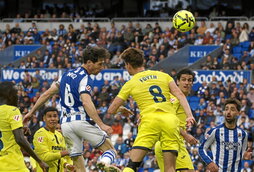 Aritz Elustondo jugó su partido 300 con la Real y tuvo una buena ocasión con este remate al filo del descanso.