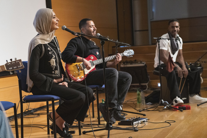 Ahmed Alhaddad, en el medio, junto a Rahaf Shamali y Said Fadel, en el concierto que Sol Band dio el 13 de noviembre en el campus de EHU en Leioa.