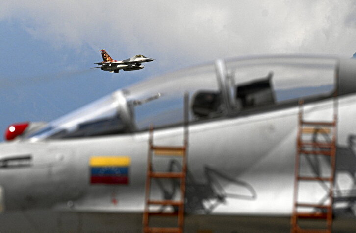 Cazas F-16 de la Fuerza Aérea venezolana en una muestra de aviación militar en Maracay.