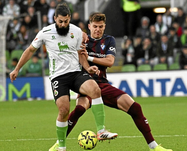 Villalibre protege el balón ante Moreno.