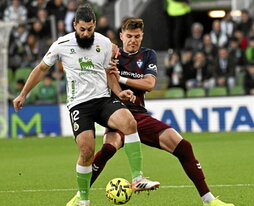 Villalibre protege el balón ante Moreno.