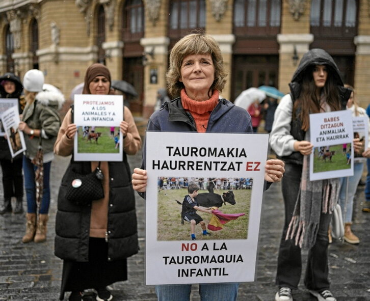 Concentración animalista en Bilbo.