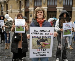 Concentración animalista en Bilbo.