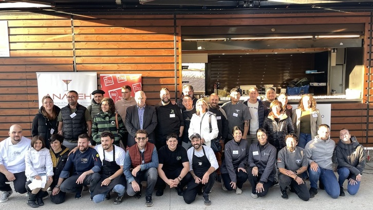 Grupo de cocineros y productores participantes en la primera edición del proyecto "De la tierra al plato".