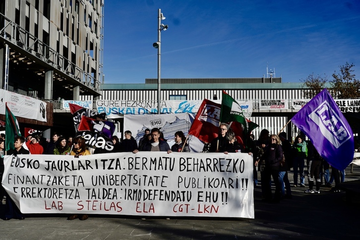 Protestas de la intersindical, este lunes en el campus de Leioa.