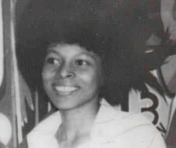 Assata Shakur, gaztetako irudi batean.