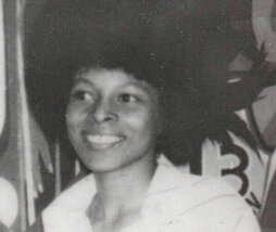 Assata Shakur, gaztetako irudi batean.