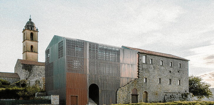 Nabarmena da proiektu honetan iragana eta etorkizuna uztartu nahi izan dituztela.