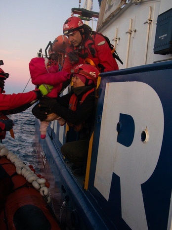Rescate del Aita Mari en el Mediterráneo Central este lunes.