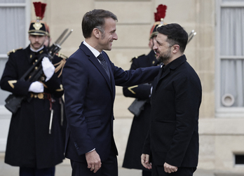 Emmanuel Macron Volodimir Zelensky-ri ongi etorria ematen Eliseo jauregira elkarrizketak baino lehen