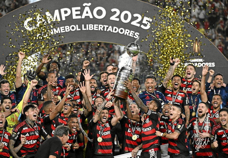 La plantilla del Flamengo celebra la Copa Libertadores conquistada este pasado sábado por la noche ante el Palmeiras.