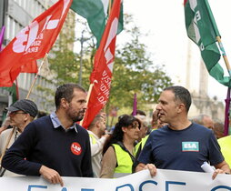 Igor Arroyo y Mitxel Lakuntza en una movilización, en Bilbo, a cuenta del SMI.