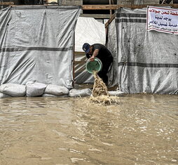 Tiendas inundadas en Gaza.