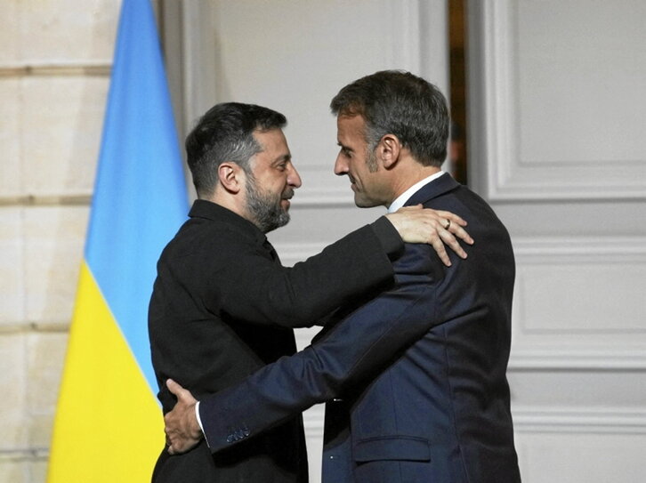 Emmanuel Macron eta Volodimir Zelenski.