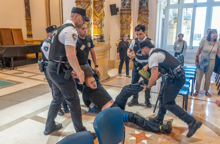 Udaltzaingoa Guardetxeren alde egin zuten gazteren kontra oldartu zen Donostiako Udaletxean maiatzean.