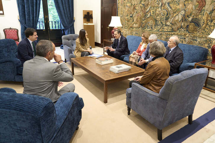 La comisión, presidida por el expresidente del TSJPV Juan Luis Ibarra, entregó su memoria a la presidenta del Parlamento, Bakartxo Tejeria.