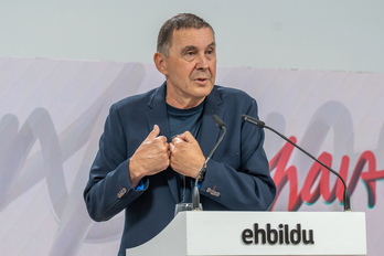 Arnaldo Otegi, en una imagen de archivo de una intervención en la sede de EH Bildu de Donostia.