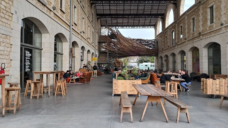 Caserne Niel, antiguos cuarteles rehabilitados como espacio de ocio y creación. Caserne Niel, antiguos cuarteles rehabilitados como espacio de ocio y creación.