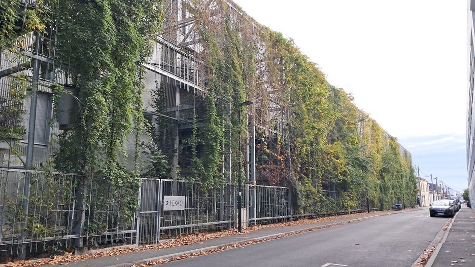 Edificio Ekko, con sus jardines colgantes. Edificio Ekko, con sus jardines colgantes.