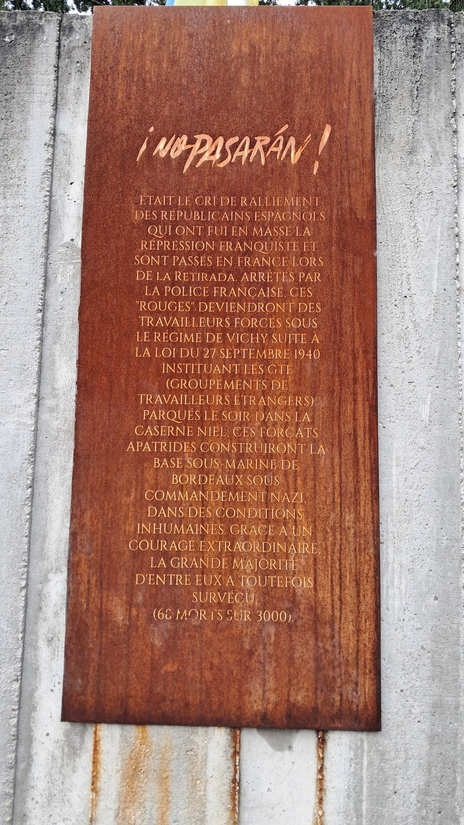 Placa en Caserne Niel, en recuerdo de los prisioneros republicanos. Placa en Caserne Niel, en recuerdo de los prisioneros republicanos.