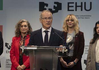 EHUko ordezkariak, Joxerramon Bengoetxea errektore buru, azaro bukaerako agerraldi batean.