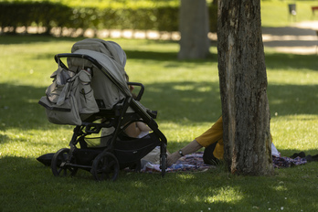 Una familia en un parque, en imagen de archivo.