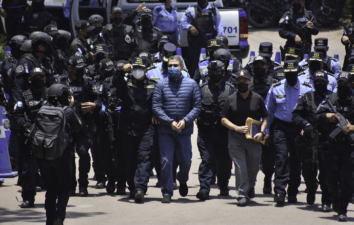 Juan Orlando Hernández, detenido en febrero de 2022.