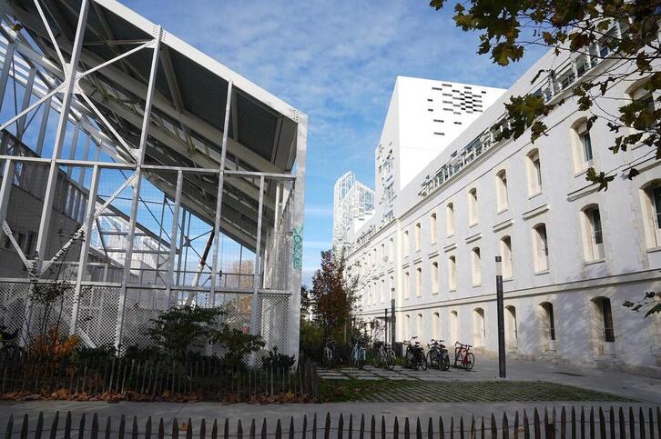 Edificios en Bastide Niel, el de la izquierda es una escuela.