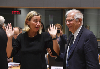 Federica Mogherini (izquierda), conversa con el Josep Borrell (derecha), durante una reunión de Asuntos Exteriores celebrada en la sede de la UE en Bruselas el 15 de julio de 2019.