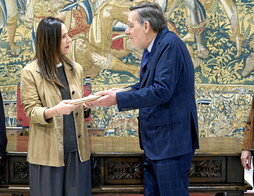 Juan Luis Ibarra, presidente de la Comisión, entrega la memoria a Bakartxo Tejeria.