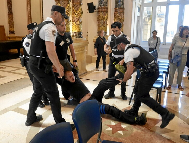 Udaltzaingoa gazteen kontra oldartu zen.