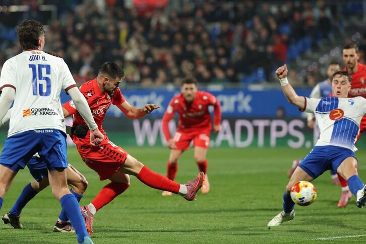 Iñigo Arguibide ha hecho un buen partido en la derecha y ha podido marcar en este remate en la primera parte.