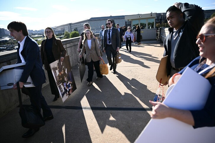 Periodistas de medios tradicionales abandonan las oficinas del Pentágono con sus pertenencias, el pasado 15 de octubre.