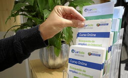 Folletos en una oficina de Lanbide.