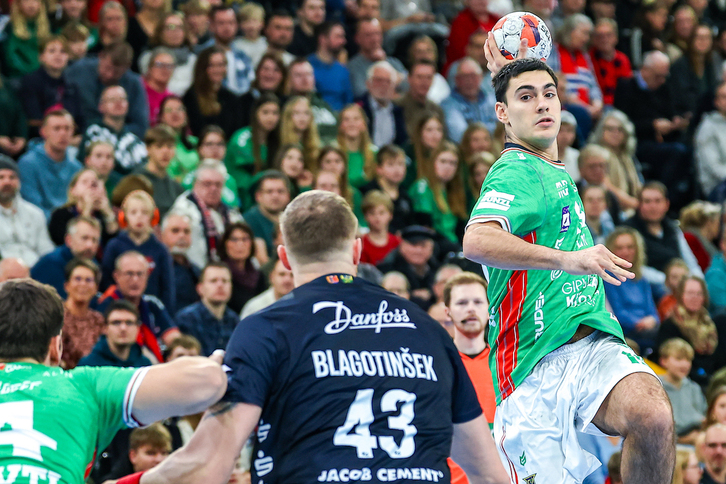 Julen Mujikak partida serioa jokatu du, baina mina hartu ere.